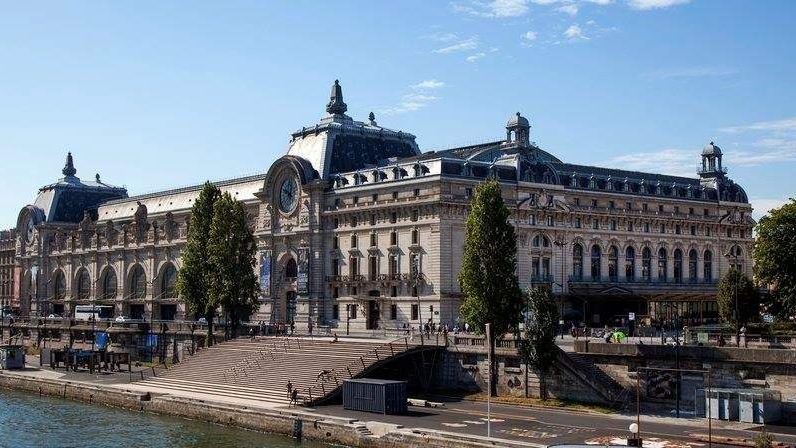 FOTO | O femeie a primit interzis într-un muzeu din cauza decolteului