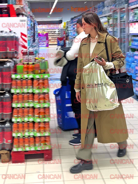 S-a îndreptat apoi către un magazin alimentar