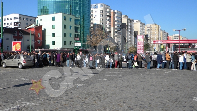 Uite cum stau sute de brasoveni la coada pentru un loc de munca!