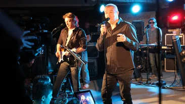 A trecut prin doua operatii, dar e mai plin de viata decat acum un an! Bittman canta si chefuieste mai ceva ca un pustan!