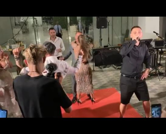 Oana Radu, o mireasă cum rar s-a mai văzut! Cum au arătat toate ţinutele artistei de la cununia civilă cu Cătălin Dobrescu. A avut decolteu larg şi…