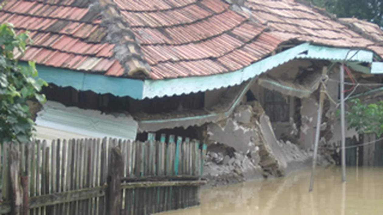 Zeci de gospodarii din mai multe localitati, inundate in urma unei ploi torentiale