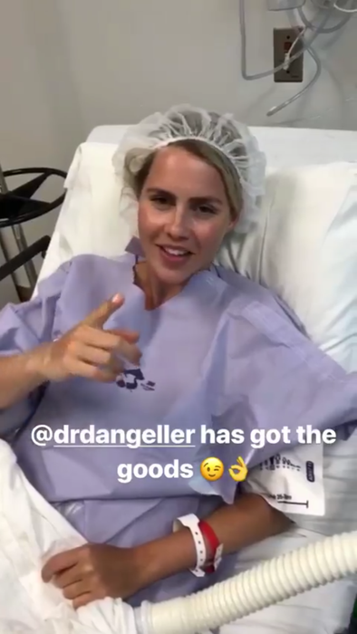 Claire Holt, o nouă intervenție chirurgicală la picior! Actrița din „The Originals” a părăsit spitalul în scaun cu rotile