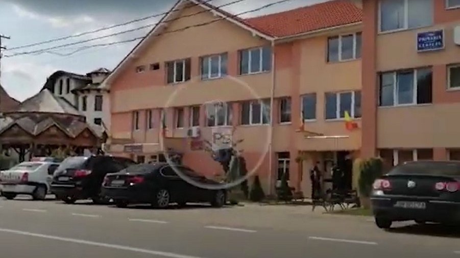 Scene de groază într-o primărie din județul Satu Mare! Edilul, viceprimarul și 2 angajați, bătuți și atacați cu un cuțit. Care este starea victimelor