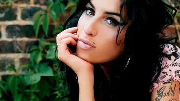 Ipoteză şoc! Amy Whinehouse a murit uitându-se la videoclipuri cu ea pe Youtube!