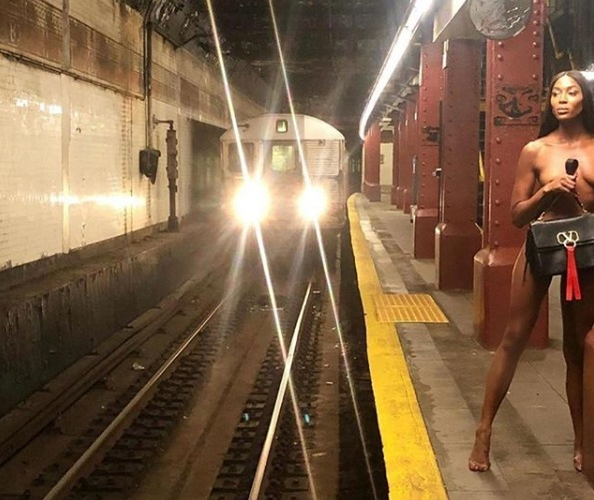 Naomi Campbell, pictorial incendiar la 50 de ani. A apărut goală-pușcă la metrou și i-a lăsat pe toți fără replică