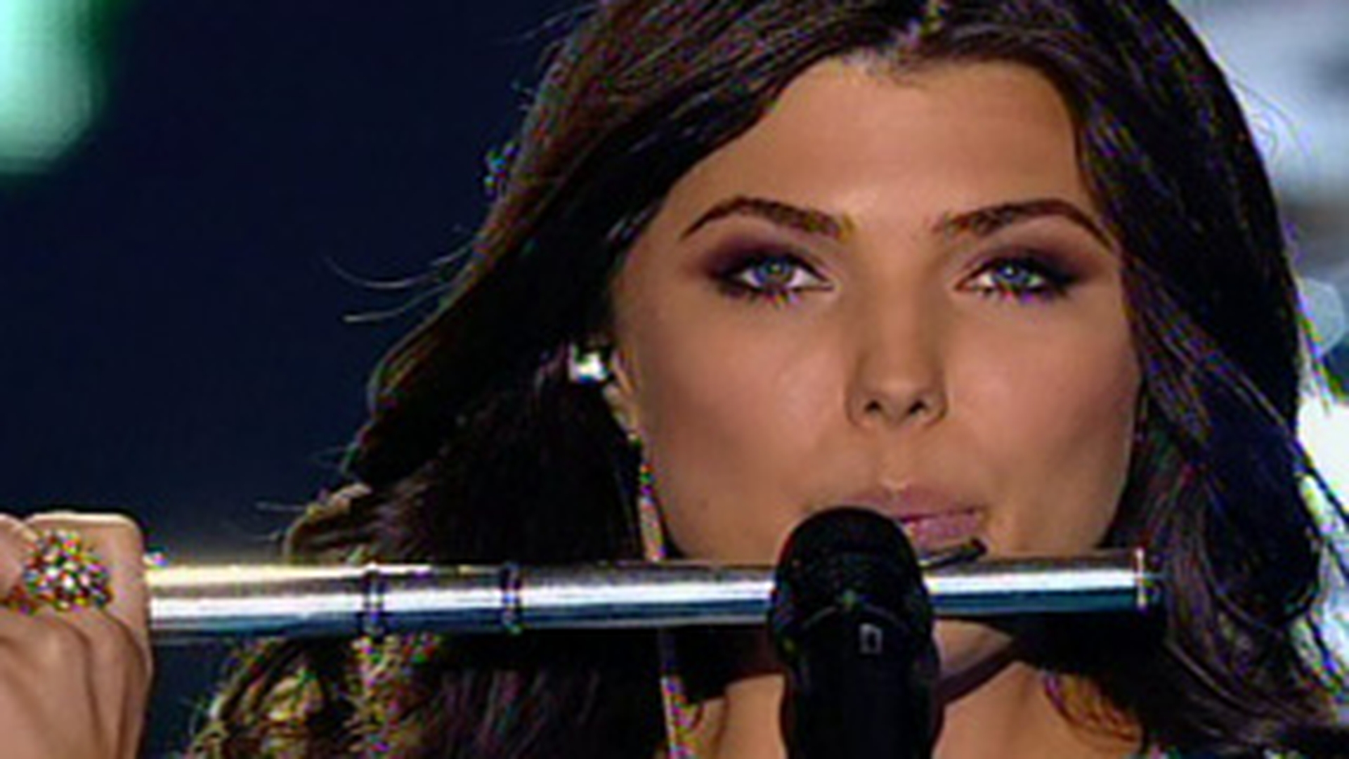 Uite aici X Factor pe bune! La americani au cantat live Stevie Wonder, Justin Bieber, 50 Cent, R Kelly, Alanis Morissette, la noi Paula Seling la flaut