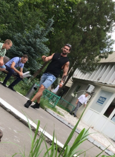 Dorian Popa s-a trezit cu mașina vandalizată, motiv pentru care a ajuns la Poliție