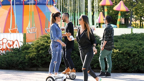 Nici plimbările nu mai sunt ce-au fost odată! ILINCA VANDICI şi MATTEO au făcut senzaţie în parc
