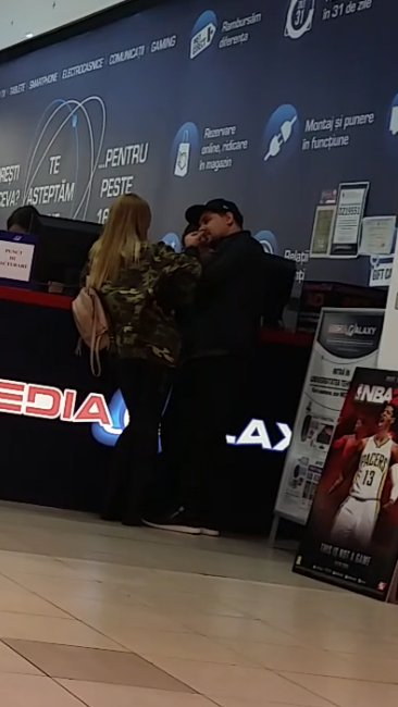 Imagini absolut şocante cu o cunoscută cântăreaţă. Şi-a igienizat nazal iubitul DIRECT într-un magazin!
