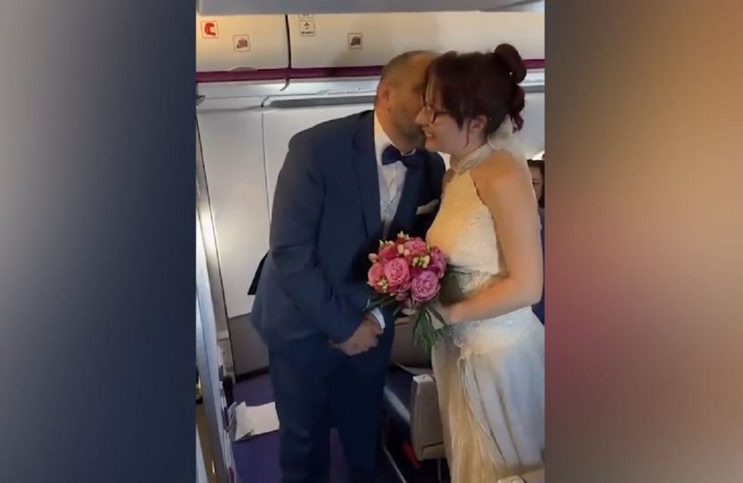 Nuntă inedită pe un zbor Wizz Air! Ivano și Federica și-au unit destinele în aer, pe 15 aprilie 2024. VIDEO