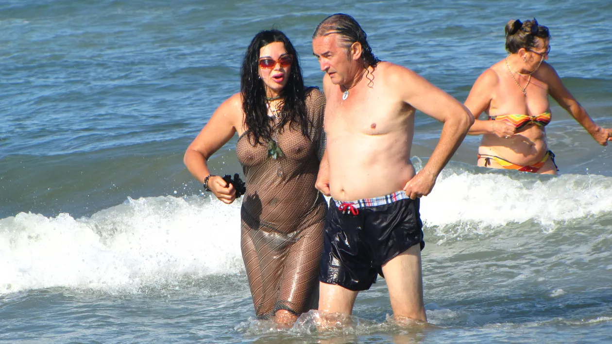 La mare, la soare, fetele au fost goale! Imagini de colectie cu vedetele pe plaja! Unele au frapat, altele au oripilat!