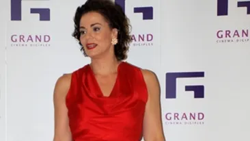 Cat de bine isi desface... picioarele!  Pozitia in care nu te-ai fi asteptat niciodata sa o vezi pe Maia Morgenstern!