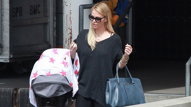 Charlize a iesit pentru prima oara in public cu baietelul adoptat