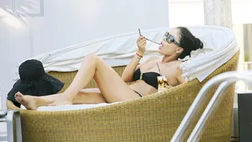 Ochelari Chanel, frappe degustat senzual cu varful limbii si o atitudine de femeie fatala - Andreea Mantea cum ti-ai dori sa o vezi noapte de noapte la TV