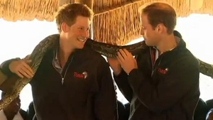 VIDEO Printii Harry si William s-au jucat cu un piton imens!