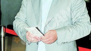 Vanghelie,discutii nocturne cu o bruneta. Ce face primarul Sectorului 5 intr-un club din Centrul Vechi al Capitalei