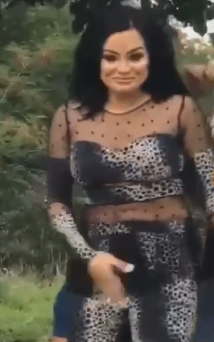 Carmen de la Sălciua se atinge în zona intimă