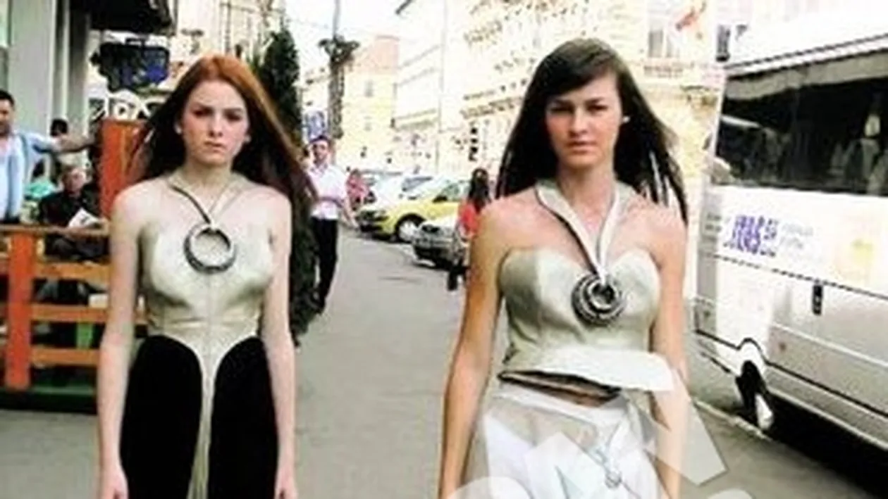 Un satmarean a facut senzatie! Rochii accesorizate cu roti zimtate si pietre Swarovski