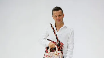 Proverbul românesc inscripționat pe ultima geantă de lux fabricată de Dior. Modelul e un tribut adus prințesei Diana