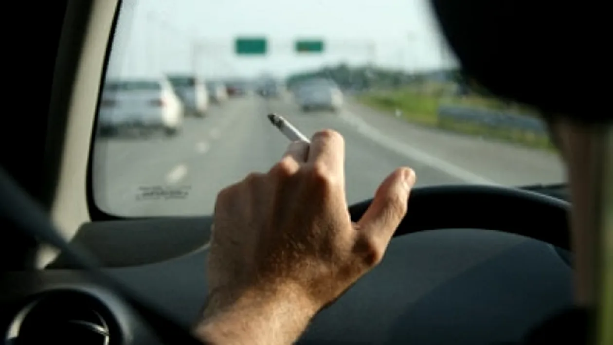 Amezi usturătoare pentru șoferii fumători! Schimbările din Codul Rutier
