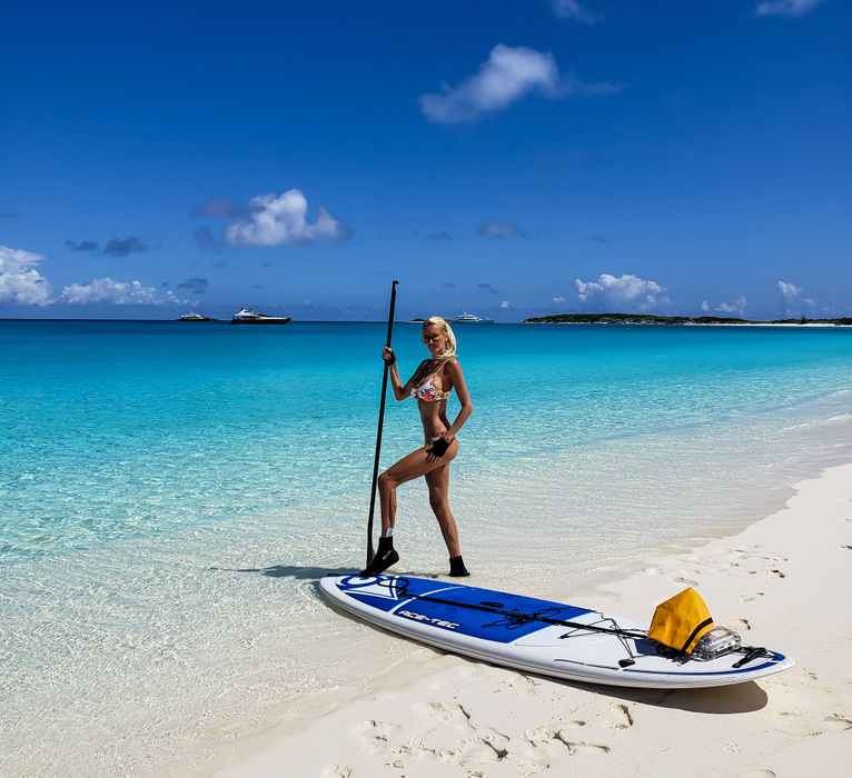 Aneta de la Miami practică paddleboarding-ul