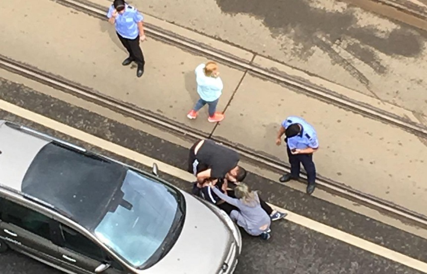 Un bărbat a fost înjunghiat în plină stradă în București! Traficul e blocat în zonă