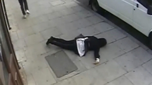 O adolescenta de doar 16, facuta knock-out in plina strada! Uite ce lovitura a putut sa primeasca!