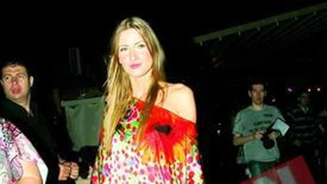 Iulia Albu, jignita de trei adolescente in troleibuz