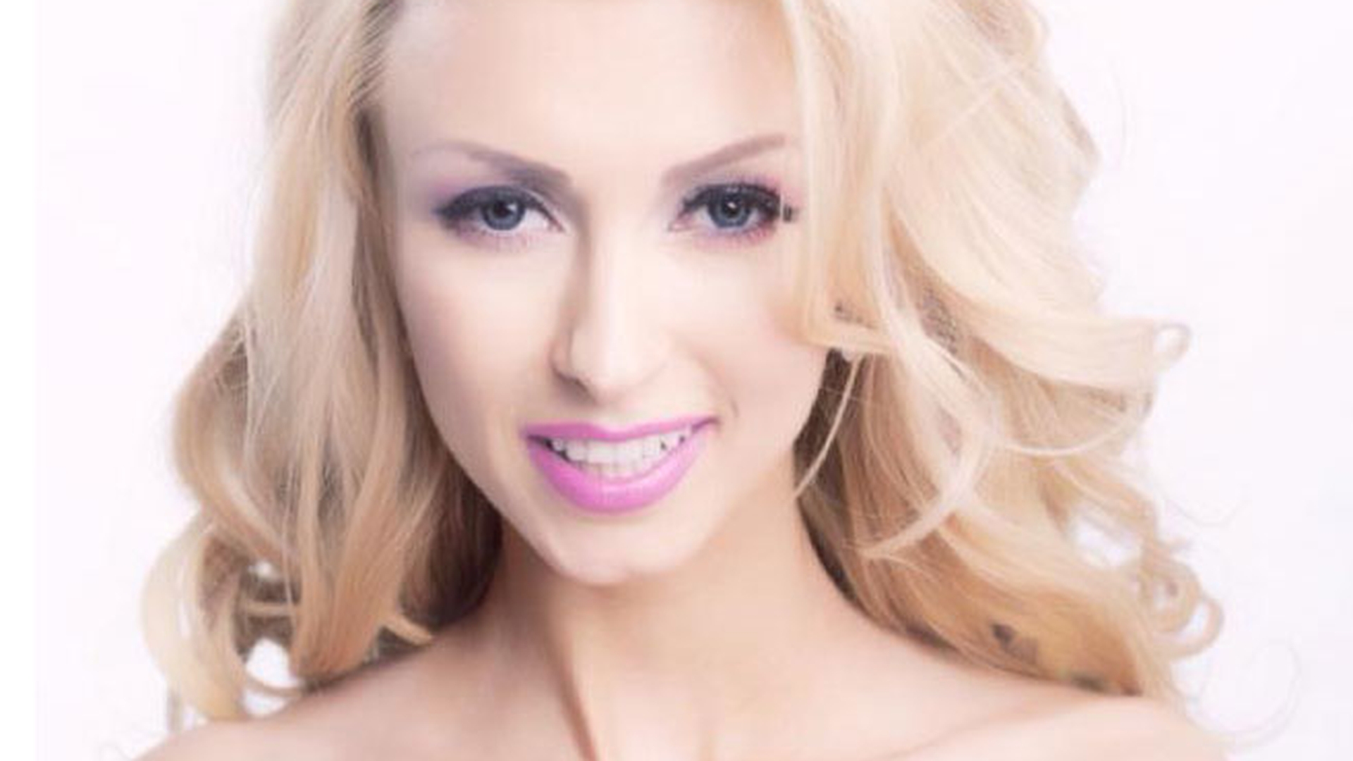 Păpuşa Barbie sau Andreea Bălan? Uite ce sexy e cântăreaţa şi cum abia i se ţine decolteul într-un fermoar!