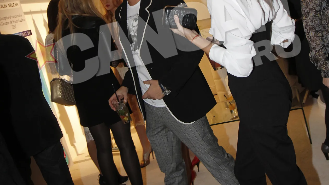 S-a rusinat cu domnisoara care il insotea? Draghia a vrut s-o ia de mana, dar s-a retras panicat cand a vazut ca e fotografiat