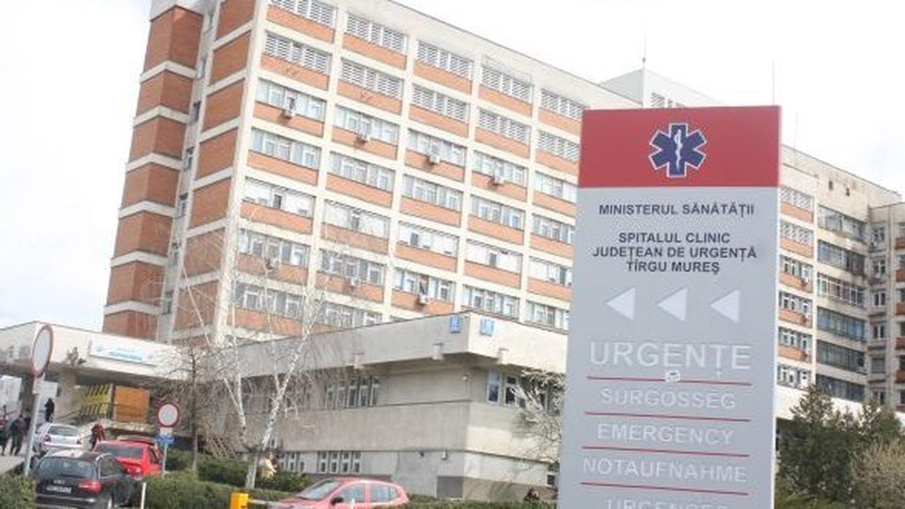 Mizerie groaznică! Imagini scârboase de pe holul Spitalului Județean de Urgență din Târgu Mureș