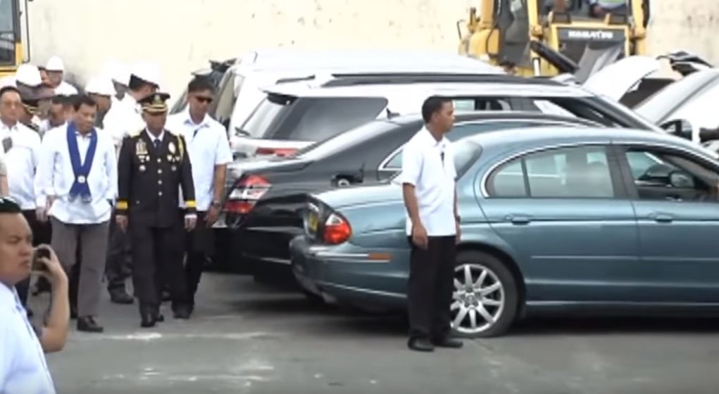 Președintele filipinez a distrus 60 de mașini de lux Lamborghini și Porsche, care au fost băgate ilegal în țară! Autoturismele însumau peste 4 milioane de euro