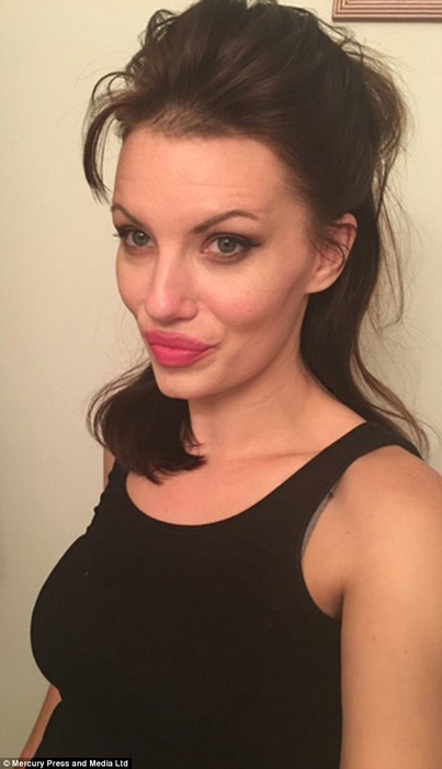 Aceasta e femeia care atunci când merge pe stradă e confundată cu ANGELINA JOLIE! E copia fidelă a actriţei de la Hollywood