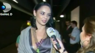 Andreea Marin intr-o ipostaza aproape indecenta! Uite cum i-a iesit sanul afara din decolteul generos in timpul unui interviu!