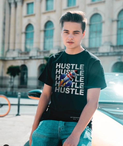Ce scrie în buletinul lui Selly și cine este vloggerul din generația tânără, milionar în euro