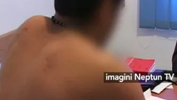 VIDEO L-a dat afara din casa dezbracat complet! Iubita crede ca i-a furat 10.000 de euro si l-a pedepsit!