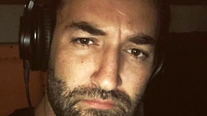 Apariţie răvăşitoare a lui Smiley. Solistul a ”chelit” ajutat de Pavel Bartoş