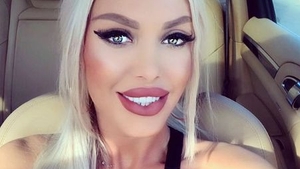 Loredana Chivu s-a făcut de râs după ce și-a pozat fundul! Ce s-a văzut lângă ea i-a șocat pe toți