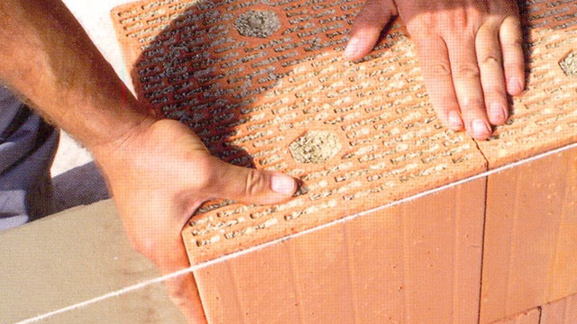 Românii care îşi construiesc sau renovează casa primesc 40.000 de lei! Singura condiţie obligatorie pe care trebuie să o îndeplinească
