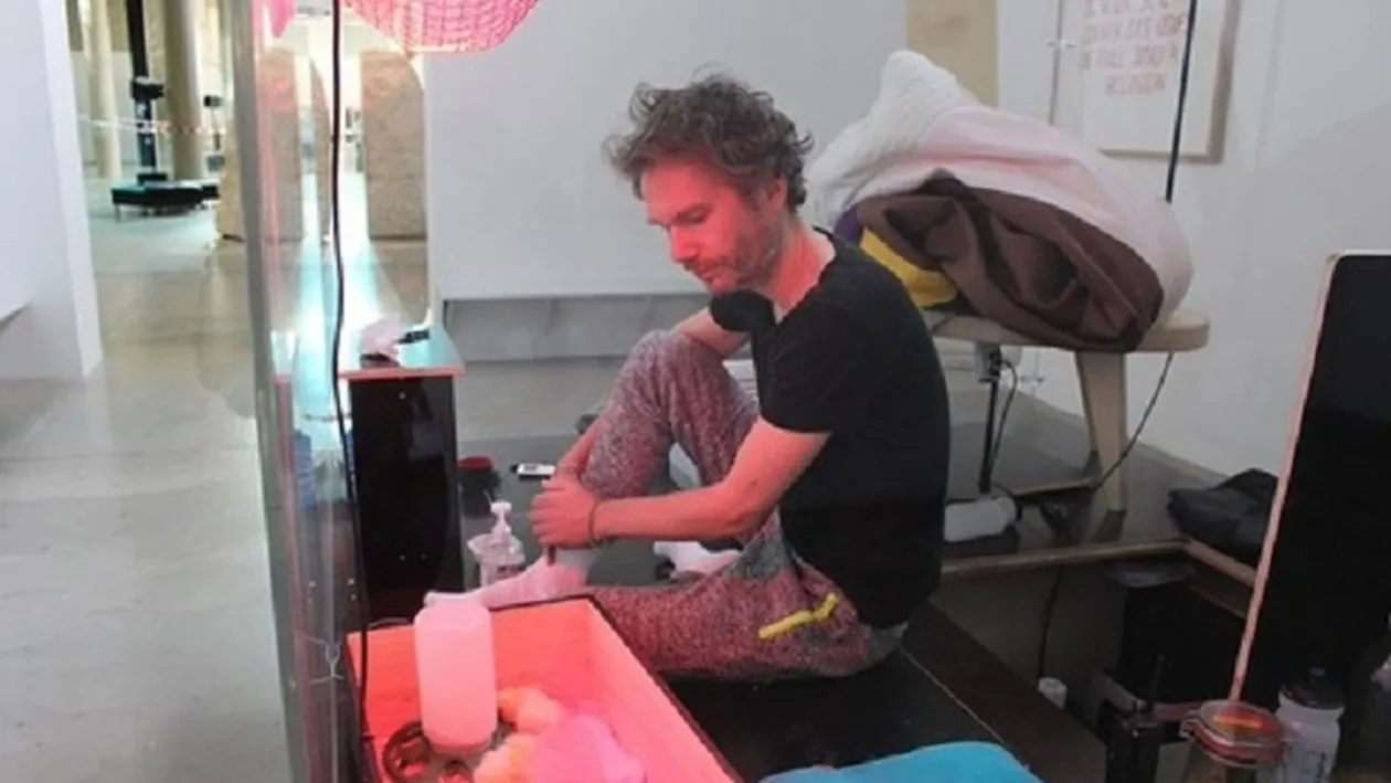 Sfârşit de misiune! Abraham Poincheval a reuşit să clocească în 3 săptămâni 10 ouă de găină