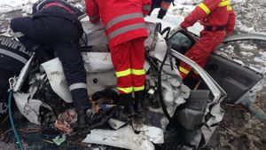 Accident cumplit. Salvatorii au intervenit de urgență! Patru persoane încarcerate