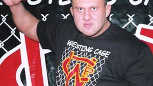 Povestea incredibila a celui mai inalt luptator din lume! L-a facut mama oltean, iar acum este campion la kick-boxing in SUA si a jucat in filme alaturi de Steve Martin!