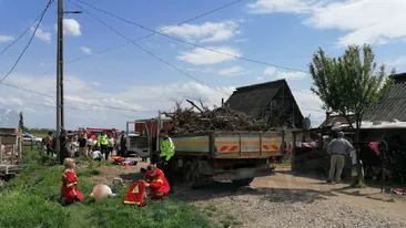 Accident mortal în Satu Mare, unde un băiat de 5 ani a fost spulberat de o autoutilitară. Rudele și vecinii l-au agresat pe șofer