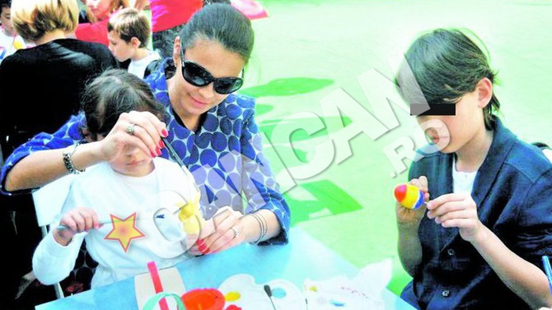 Anca Serea se muta cu toata familia la maternitate. Naste cu mama, copiii si iubitul de mana
