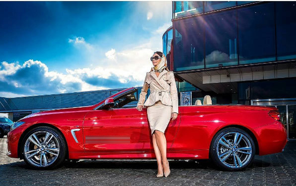 Andreea Marin a anunţat chiar de Florii că va conduce pentru o perioadă un superb BMW roşu, iar fostul ei soţ se pare că i-a călcat pe urme, alegând inclusiv aceeaşi culoare!