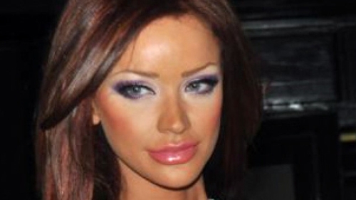 Bianca a ieşit la plimbare in cea mai scurtă si mai decoltată rochie pe care a găsit-o in dulap. Mai sexy de atât nu se putea!