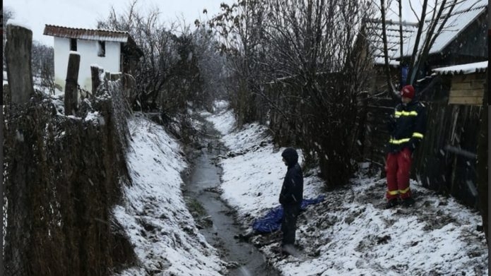 Tragedie în Mureș. O femeie a fost descoperită moartă în albia unui pârâu