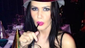 Uite ce carcasă de telefon şi-a făcut Oana Zăvoranu pe comandă şi cum şi-a împopoţonat microfonul cu Swarovski