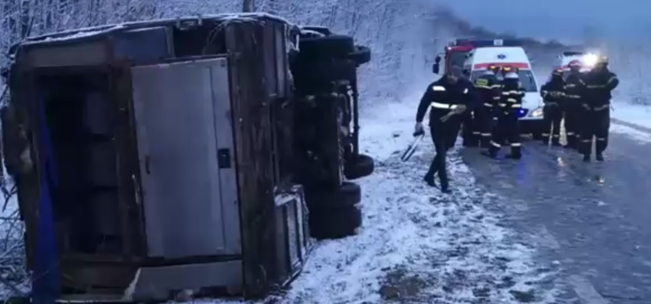 Accident grav în Iași, unde s-a răsturnat un microbuz cu 23 de pasageri. A fost activat planul roșu de intervenție